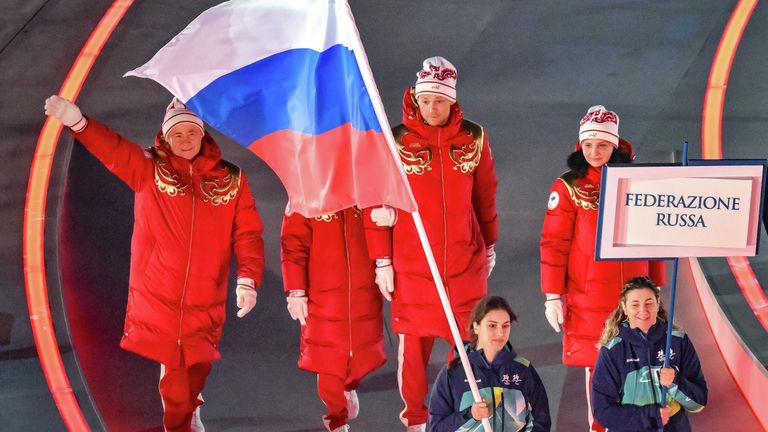 Спортсмены из России во время парада атлетов на церемонии открытия XIV зимних Паралимпийских игр в древнеримском амфитеатре Арена ди Верона в Вероне. Игры пройдут с 6 по 15 марта в Милане и Кортина-д'Ампеццо Спортсмены из России во время парада атлетов на церемонии открытия XIV зимних Паралимпийских игр в древнеримском амфитеатре Арена ди Верона в Вероне. Игры пройдут с 6 по 15 марта в Милане и Кортина-д'Ампеццо