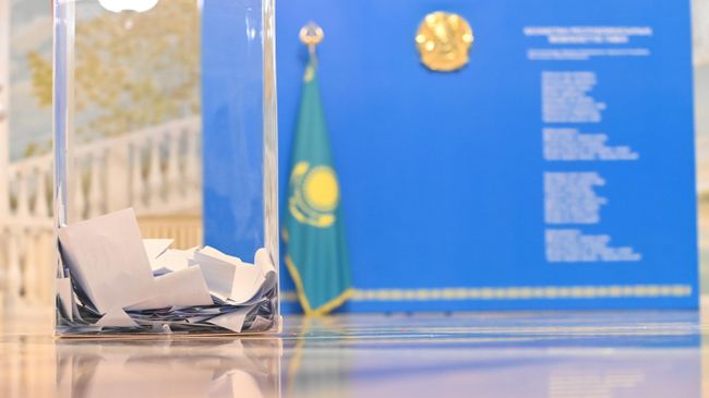 Урна с бюллетенями во время общенационального референдума по принятию новой конституции в Казахстане