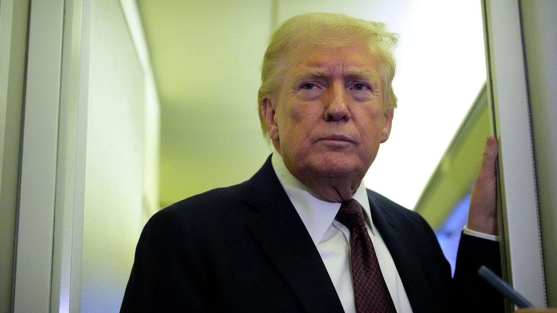 Президент США Дональд Трамп беседует с журналистами на борту Air Force On Президент США Дональд Трамп беседует с журналистами на борту Air Force On - РИА Новости, 1920, 16.03.2026