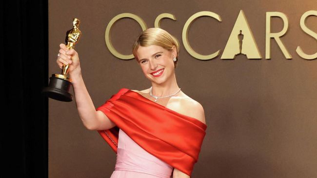 Джесси Бакли — обладательница премии Оскар за лучшую женскую роль в фильме Хэмнет на 98-й церемонии вручения премии в Лос-Анджелесе