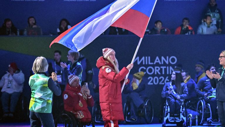 Знаменосцы сборной России горнолыжница Варвара Ворончихина и лыжник Иван Голубков на церемонии закрытия зимней Паралимпиады-2026 на стадионе Стадио Олимпико дель Гьяччо в Кортина-д'Ампеццо Знаменосцы сборной России горнолыжница Варвара Ворончихина и лыжник Иван Голубков на церемонии закрытия зимней Паралимпиады-2026 на стадионе Стадио Олимпико дель Гьяччо в Кортина-д'Ампеццо