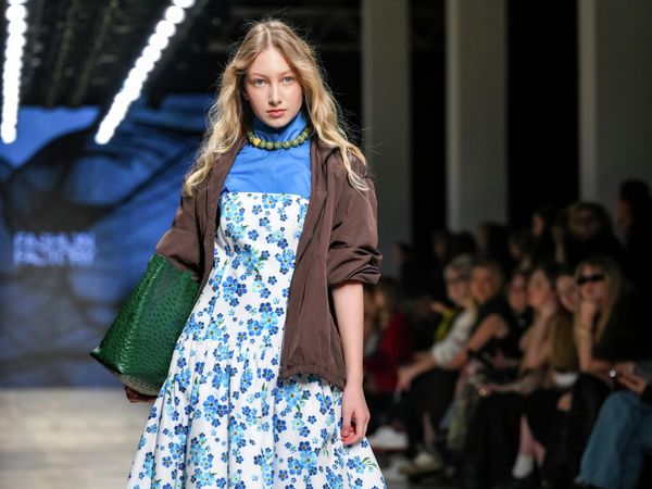 Модель во время показа одежды Fashion Factory School на VI Московской неделе моды в ЦВЗ Манеж в Москве Модель во время показа одежды Fashion Factory School на VI Московской неделе моды в ЦВЗ Манеж в Москве
