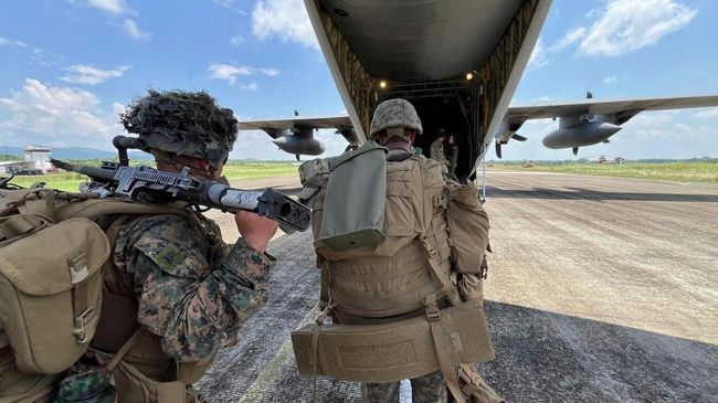 Американские военнослужащие садятся в самолет