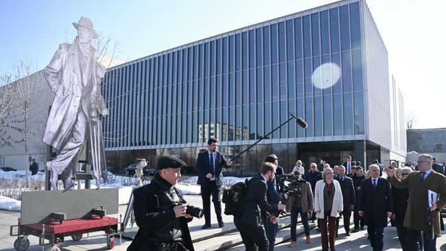 Председатель Госдумы РФ Вячеслав Володин и члены оргкомитета осматривают возможное место установки памятника Станиславу Говорухину