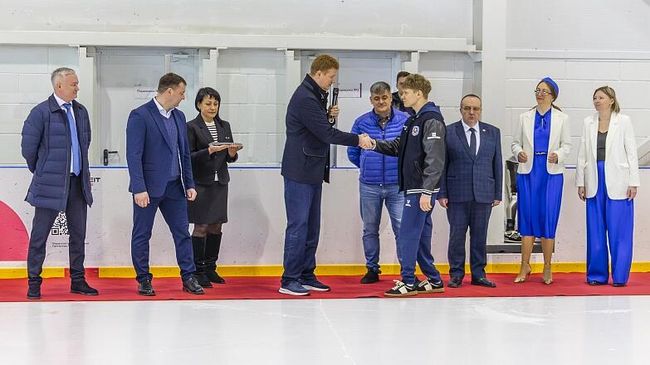 Статс-секретарь – заместитель Министра спорта России Александр Никитин во время посещения открытой тренировки команд Тульский Токарев-следж и Южные Грифоны-следж