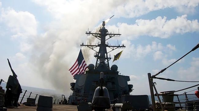 Запуск ракеты с борта корабля ВМС США в рамках операции Эпическая ярость