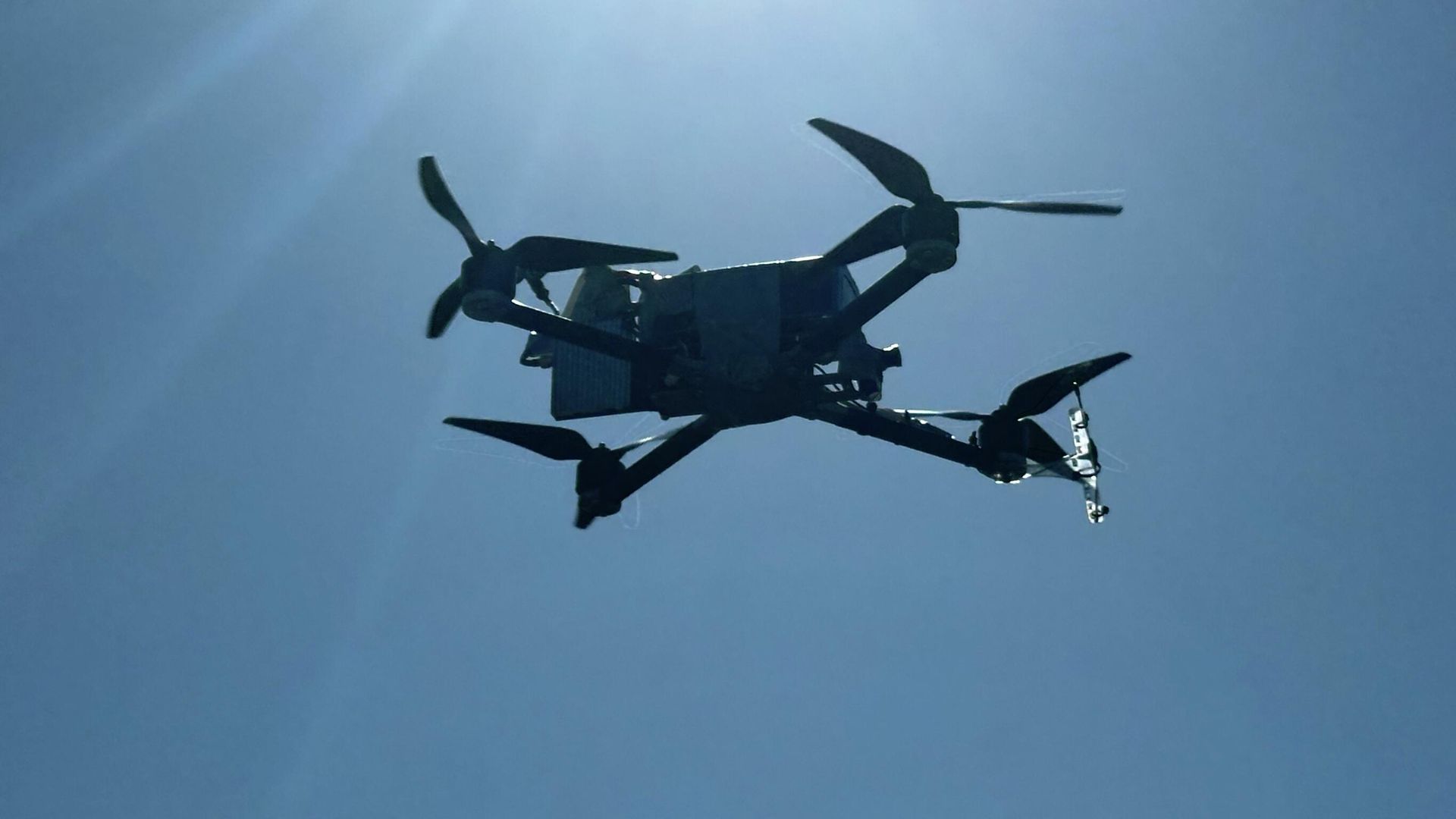 FPV-дрон заходит на цель от солнца FPV-дрон заходит на цель от солнца - РИА Новости, 1920, 20.07.2026