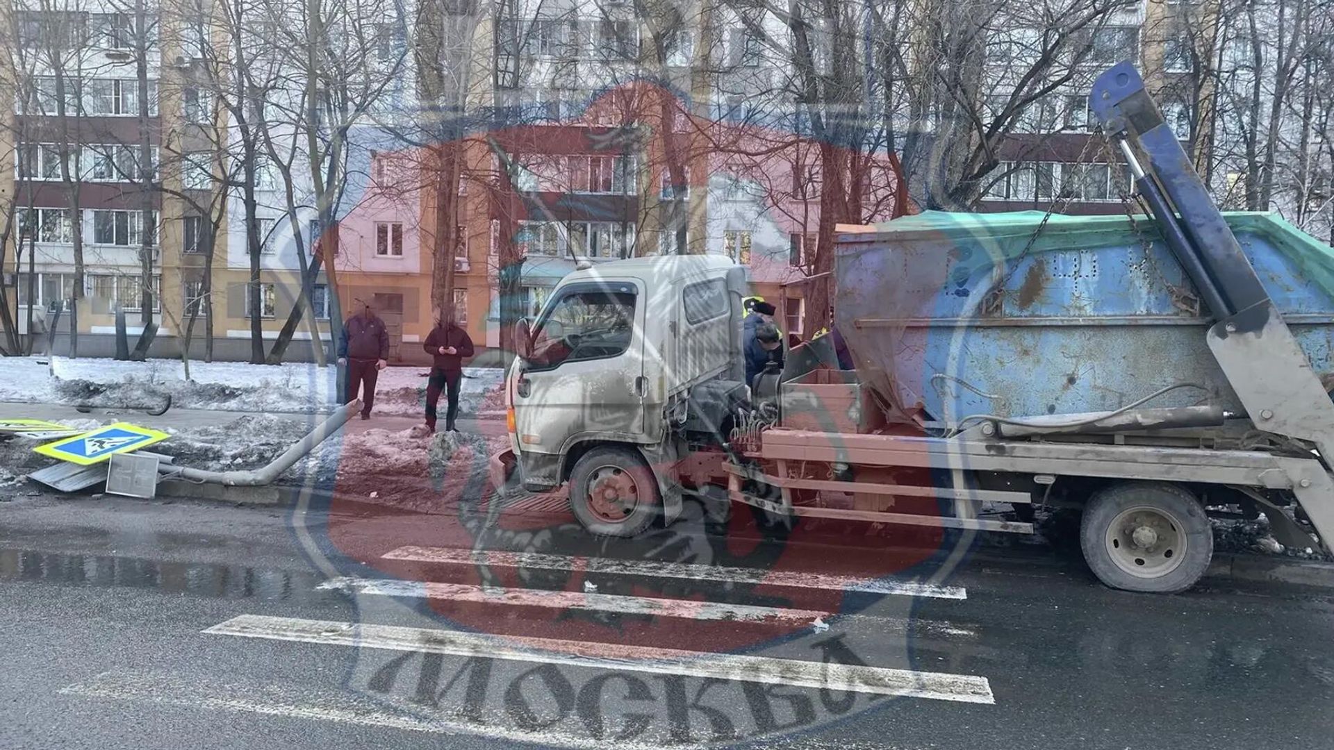 На месте ДТП, где водитель грузовика наехал на девочку-пешехода на тротуаре на юго-востоке Москвы. 16 марта 2026 На месте ДТП, где водитель грузовика наехал на девочку-пешехода на тротуаре на юго-востоке Москвы. 16 марта 2026 - РИА Новости, 1920, 16.03.2026