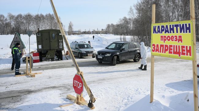 Сотрудник ветеринарной службы дезинфицирует автомобиль в Новосибирской области, где введен карантин по пастереллезу скота