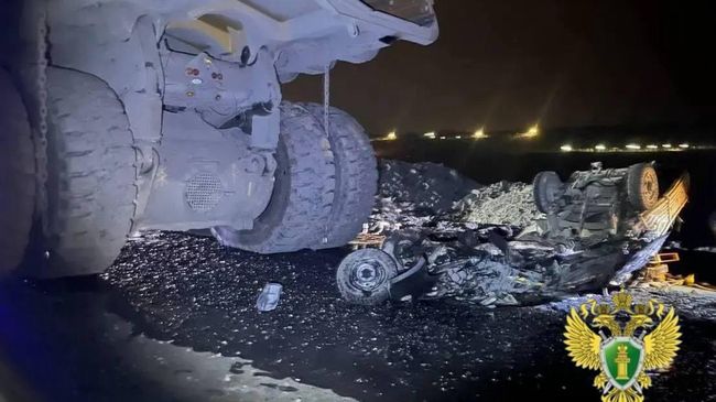 Последствия наезда большегрузного самосвала на автомобиль УАЗ в карьере АО Лебединский ГОК