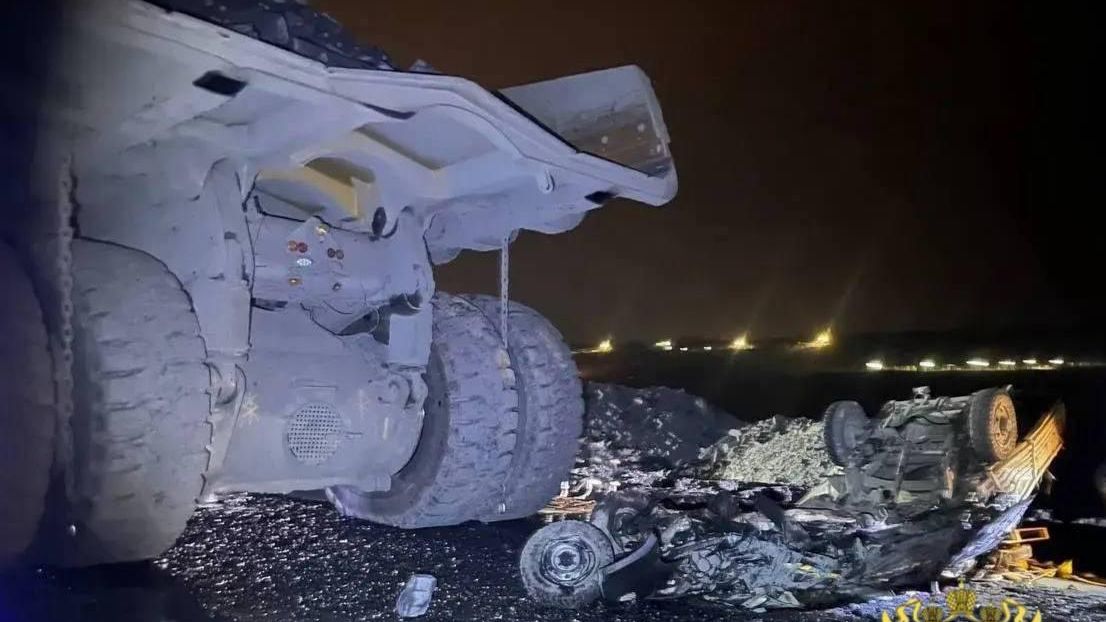 Последствия наезда большегрузного самосвала на автомобиль УАЗ в карьере АО Лебединский ГОК - РИА Новости, 1920, 17.03.2026