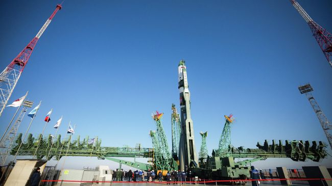 Установка ракеты Союз-2.1а с грузовым кораблем Прогресс МС-33 на стартовый комплекс космодрома Байконур. 17 марта 2026