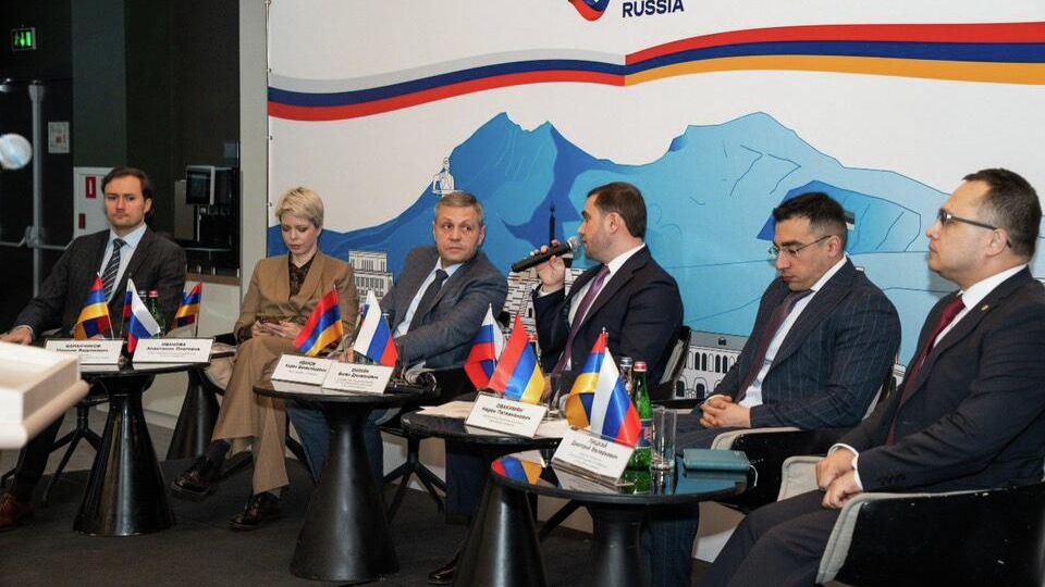 Российский экспортный центр (РЭЦ, Группа ВЭБ.РФ) подвел итоги международной деловой миссии в сфере продуктов питания и товаров народного потребления, которая прошла в Ереване 11–12 марта Российский экспортный центр (РЭЦ, Группа ВЭБ.РФ) подвел итоги международной деловой миссии в сфере продуктов питания и товаров народного потребления, которая прошла в Ереване 11–12 марта - РИА Новости, 1920, 17.03.2026