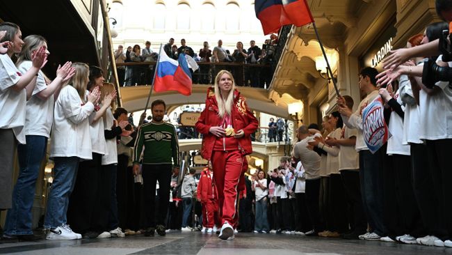 Двукратная олимпийская чемпионка, серебряный и бронзовый призер Паралимпийских игр 2026 Варвара Ворончихина во время чествования российских спортсменов в ГУМе