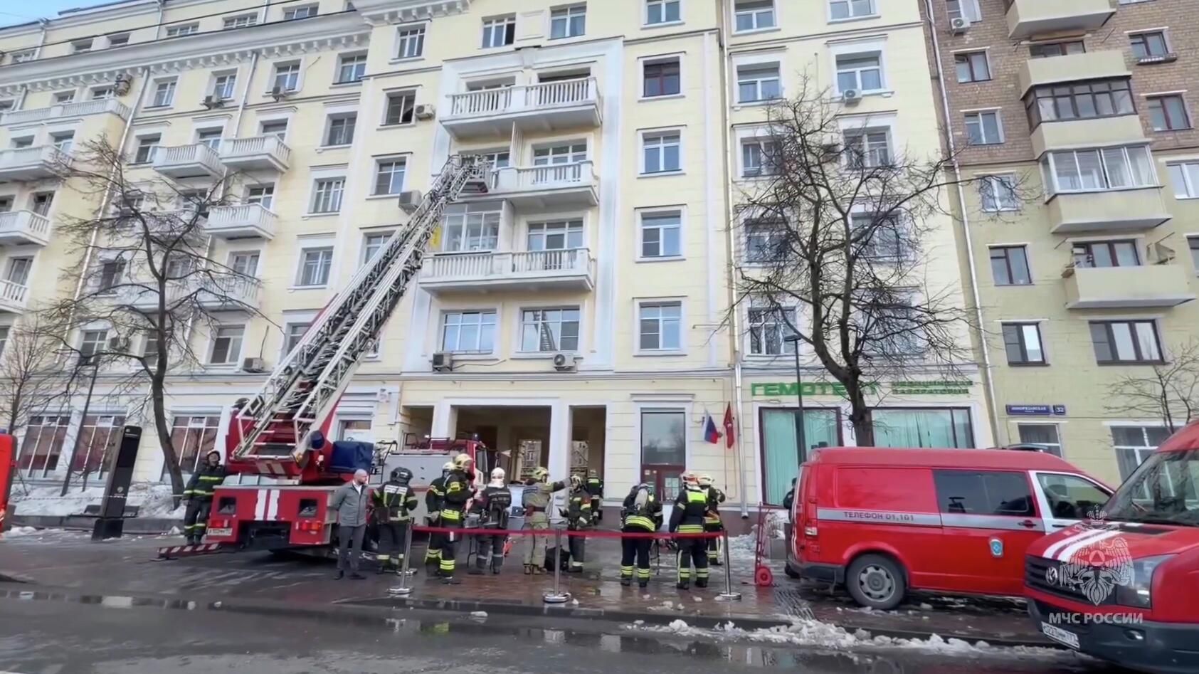Сотрудники МЧС на месте пожара на Новорязанской улице в Москве. Кадр видео Сотрудники МЧС на месте пожара на Новорязанской улице в Москве. Кадр видео - РИА Новости, 1920, 17.03.2026