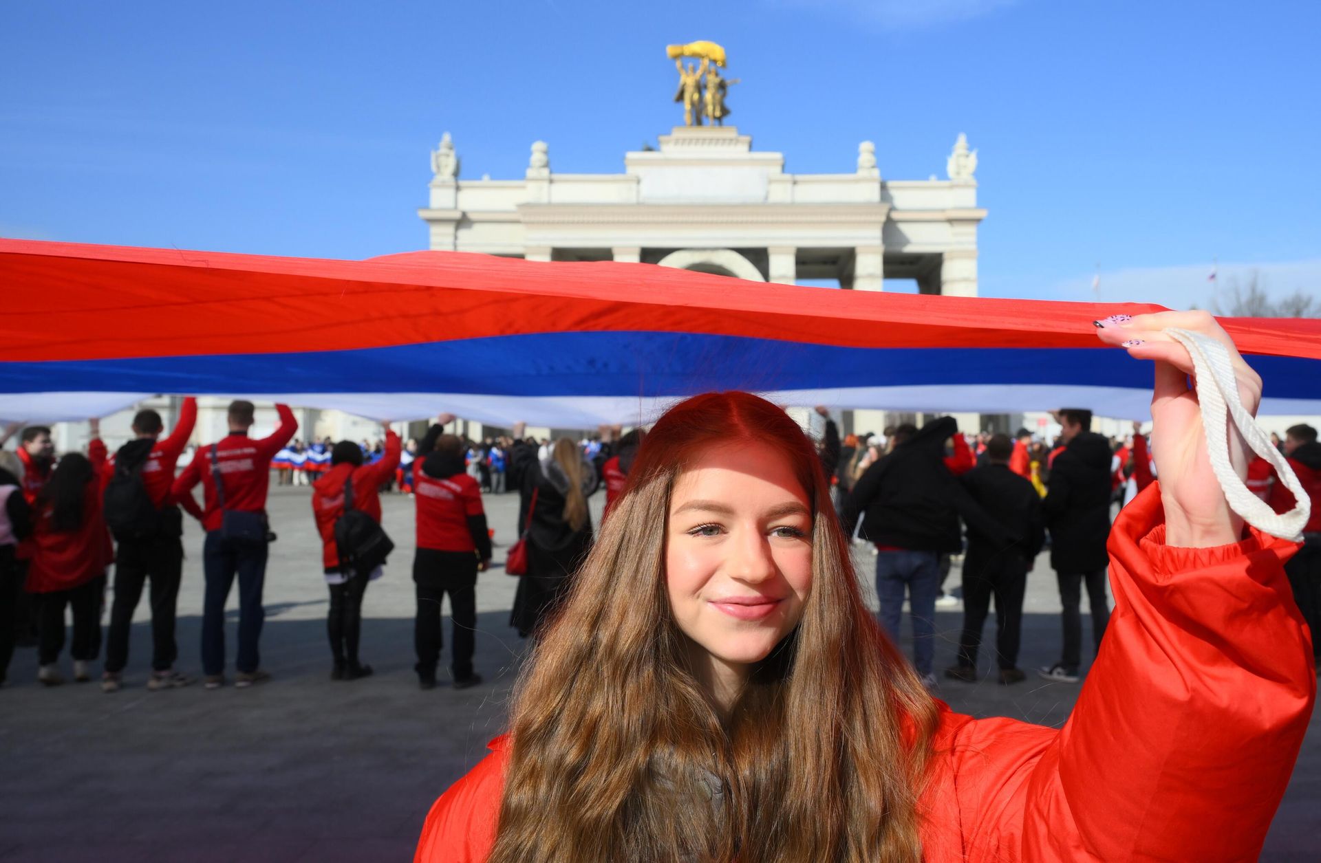 Развертывание флага России в рамках шествия активистов, приуроченного ко Дню воссоединения Крыма с Россией, на ВДНХ в Москве Развертывание флага России в рамках шествия активистов, приуроченного ко Дню воссоединения Крыма с Россией, на ВДНХ в Москве - РИА Новости, 1920, 05.05.2026