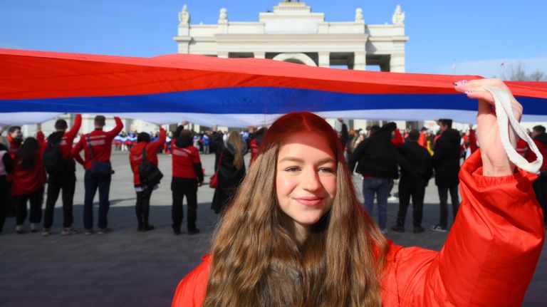 Развертывание флага России в рамках шествия активистов, приуроченного ко Дню воссоединения Крыма с Россией, на ВДНХ в Москве Развертывание флага России в рамках шествия активистов, приуроченного ко Дню воссоединения Крыма с Россией, на ВДНХ в Москве