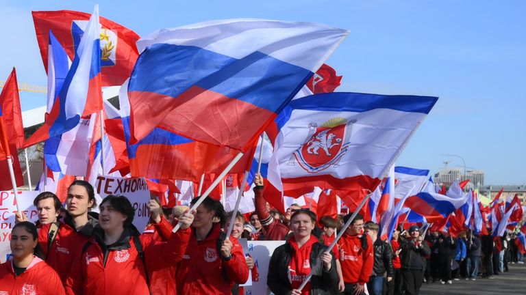 Шествие активистов, приуроченное ко Дню воссоединения Крыма с Россией, на ВДНХ в Москве Шествие активистов, приуроченное ко Дню воссоединения Крыма с Россией, на ВДНХ в Москве