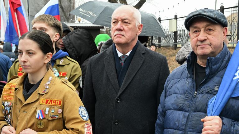 Председатель Думы города Владивостока Андрей Брик (в центре) на митинге-концерте, посвященном 12-й годовщине воссоединения Крыма с Россией, на территории мультимедийного парка Россия – Моя история во Владивостоке Председатель Думы города Владивостока Андрей Брик (в центре) на митинге-концерте, посвященном 12-й годовщине воссоединения Крыма с Россией, на территории мультимедийного парка Россия – Моя история во Владивостоке