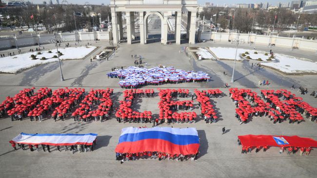 Шествие активистов, приуроченное ко Дню воссоединения Крыма с Россией, на ВДНХ в Москве