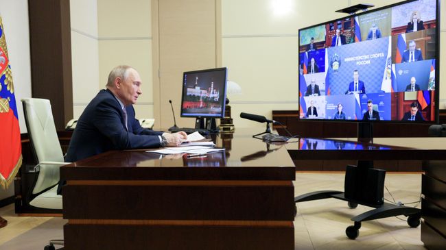 
Президент РФ Владимир Путин проводит в режиме видеоконфереции совещание с членами правительства РФ