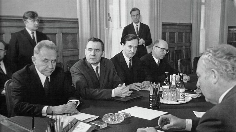 Председать Совета министров СССР Алексей Косыгин, глава МИД СССР Андрей Громыко и Валентин Фалин, 1970 год