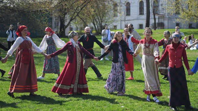Участники народных гуляний на Красную горку Участники народных гуляний на Красную горку