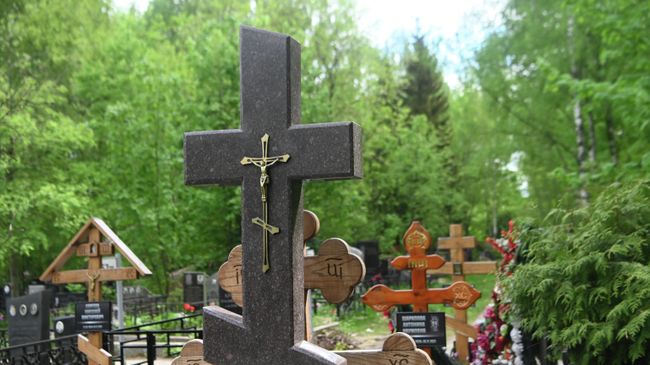 Кресты на могилах на территории кладбища