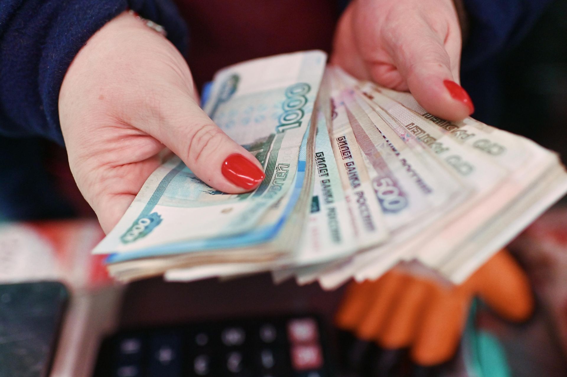 Продавец пересчитывает деньги Продавец пересчитывает деньги - РИА Новости, 1920, 01.04.2026