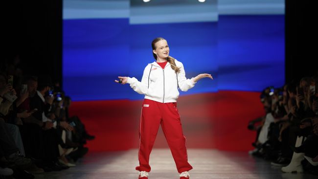 Певица Анна Волкова принимает участие в показе одежды бренда Putin Team Russia x Красная Машина в рамках VI Московской недели моды в Центральном выставочном зале Манеж