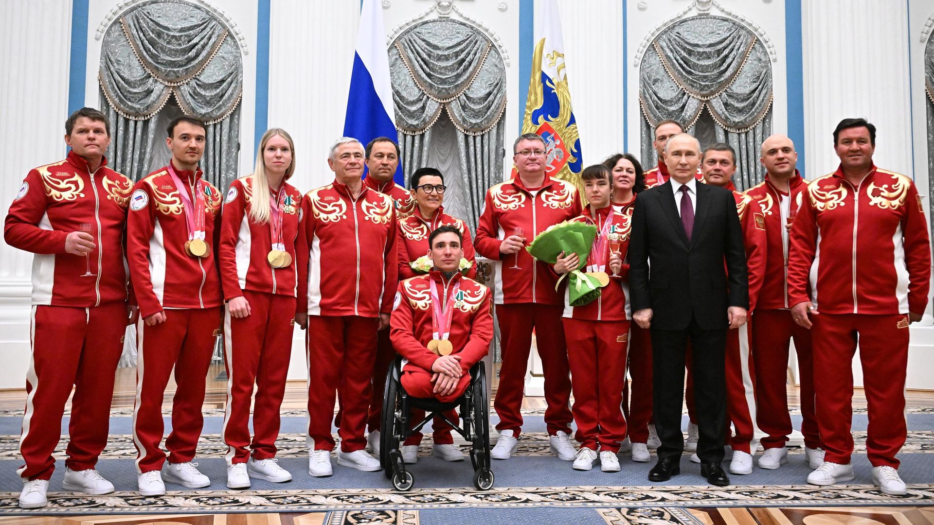 Президент РФ Владимир Путин фотографируется с российским победителям и призерам XIV зимних Паралимпийских игр в Италии на церемонии вручения государственных наград Президент РФ Владимир Путин фотографируется с российским победителям и призерам XIV зимних Паралимпийских игр в Италии на церемонии вручения государственных наград - РИА Новости, 1920, 19.03.2026