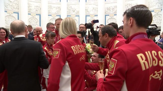 Беседа Путина с чемпионами Паралимпиады за бокалом шампанского