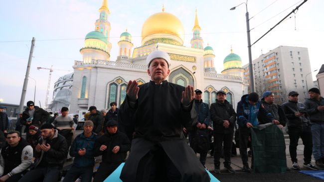 Имам Московской Соборной мечети Марат хазрат Аршабаев во время торжественного намаза по случаю праздника Ураза-байрам у Соборной мечети в Москве