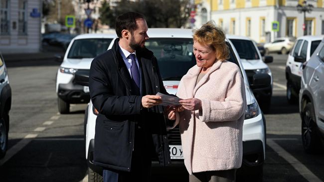 Врио губернатора Тверской области Виталий Королев передал машины соцучреждениям и многодетным семьям Верхневолжья