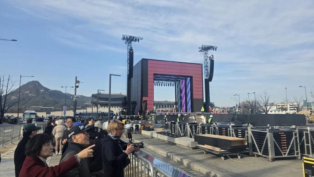 Подготовка к первому за 4 года концерту К-поп группы BTS в Сеуле Подготовка к первому за 4 года концерту К-поп группы BTS в Сеуле - РИА Новости, 1920, 25.03.2026