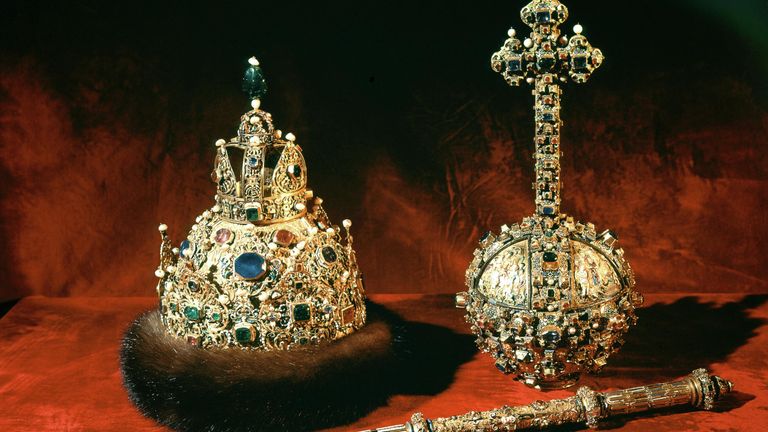 Венец, скипетр и держава Большого наряда царя Михаила Романова. (выполнен в 1627-1628 гг.). Оружейная палата Московского Кремля Венец, скипетр и держава Большого наряда царя Михаила Романова. (выполнен в 1627-1628 гг.). Оружейная палата Московского Кремля