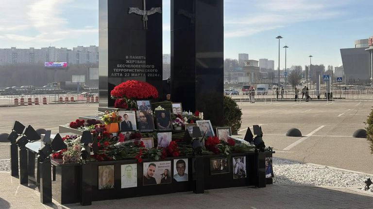 Цветы у мемориала возле павильона Крокус Экспо в Красногорске во вторую годовщину трагедии Цветы у мемориала возле павильона Крокус Экспо в Красногорске во вторую годовщину трагедии