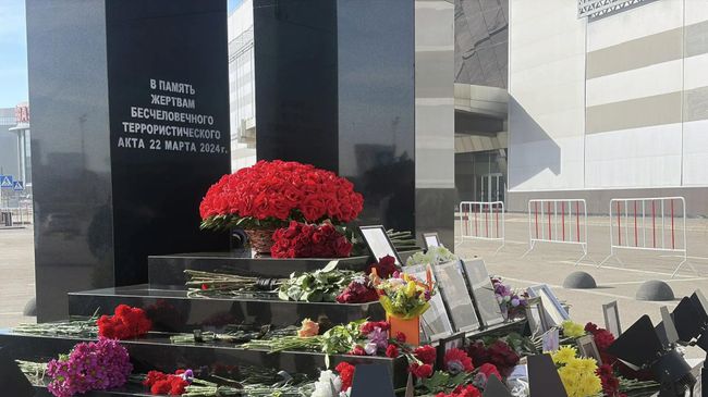 Цветы у мемориала возле павильона Крокус Экспо в Красногорске во вторую годовщину трагедии