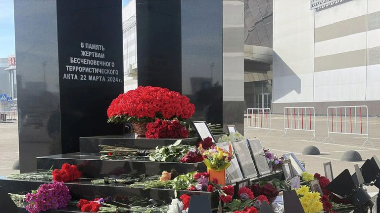 Цветы у мемориала возле павильона Крокус Экспо в Красногорске во вторую годовщину трагедии Цветы у мемориала возле павильона Крокус Экспо в Красногорске во вторую годовщину трагедии