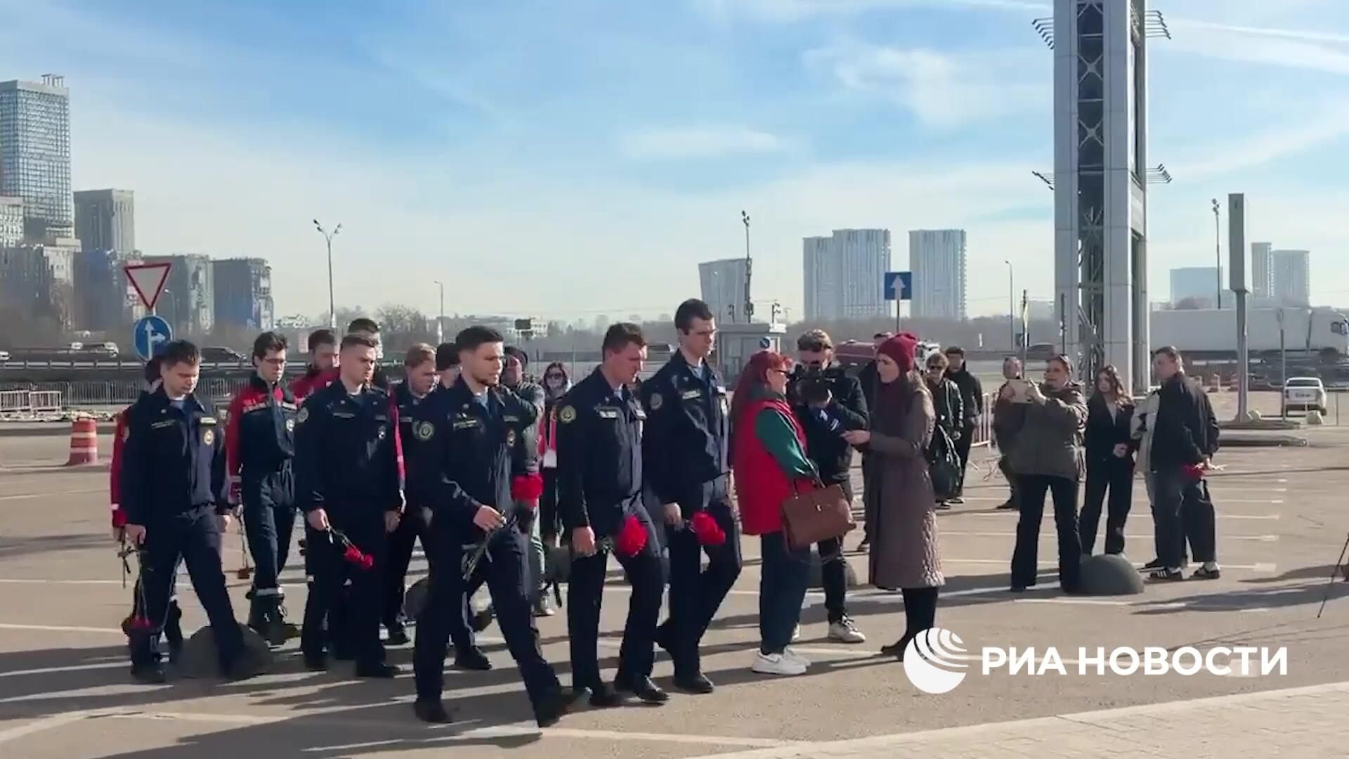 Люди несут цветы к мемориалу в память о жертвах теракта в Крокус Сити Холле Люди несут цветы к мемориалу в память о жертвах теракта в Крокус Сити Холле - РИА Новости, 1920, 22.03.2026