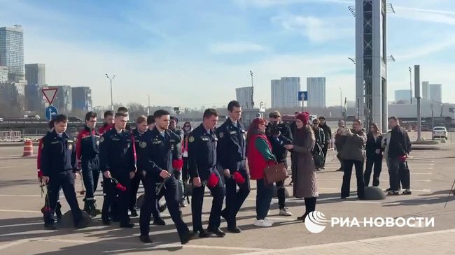 Люди несут цветы к мемориалу в память о жертвах теракта в Крокус Сити Холле