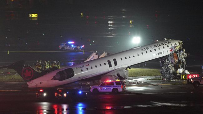 Последствия столкновения самолета Express CRJ-900 авиакомпании Air Canada с пожарной машиной на территории аэропорта Ла-Гуардия в Нью-Йорке. 23 марта 2026