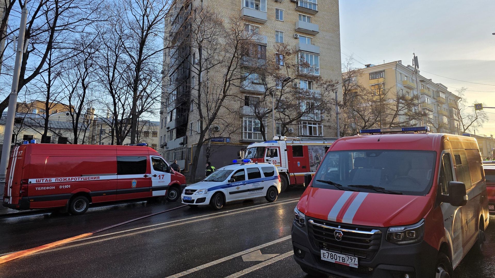 На месте пожара в девятиэтажном жилом доме в центре Москвы На месте пожара в девятиэтажном жилом доме в центре Москвы - РИА Новости, 1920, 23.03.2026