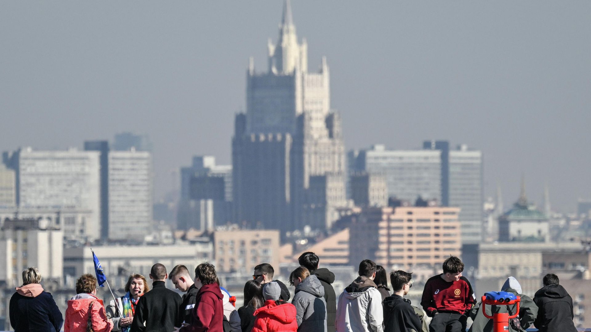 Горожане на смотровой площадке на Воробьевых горах в Москве Горожане на смотровой площадке на Воробьевых горах в Москве - РИА Новости, 1920, 14.09.2026