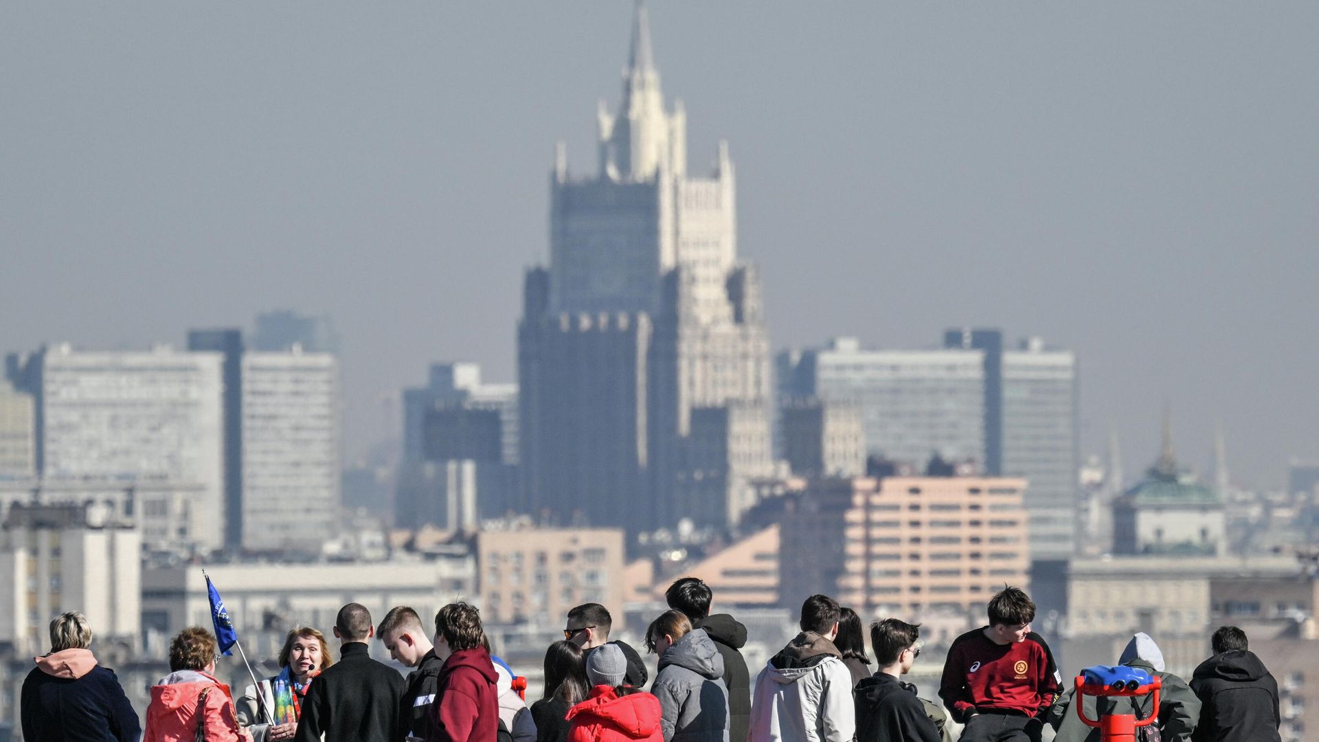 Горожане на смотровой площадке на Воробьевых горах в Москве Горожане на смотровой площадке на Воробьевых горах в Москве - РИА Новости, 1920, 31.03.2026