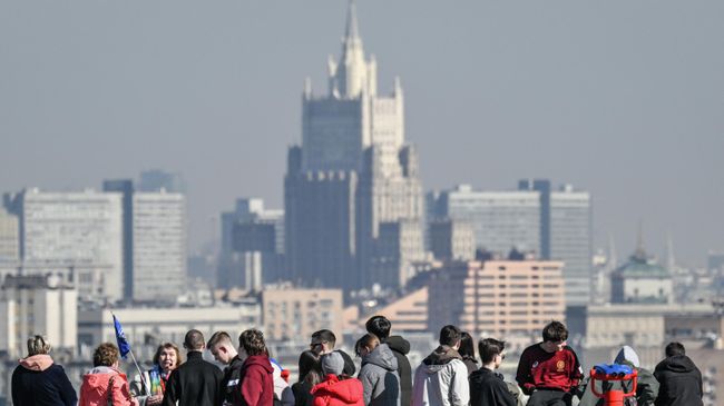 Горожане на смотровой площадке на Воробьевых горах в Москве Горожане на смотровой площадке на Воробьевых горах в Москве