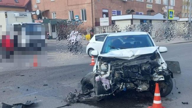 На месте ДТП, где автомобиль вылетел на тротуар и сбил троих пешеходов под Калининградом
