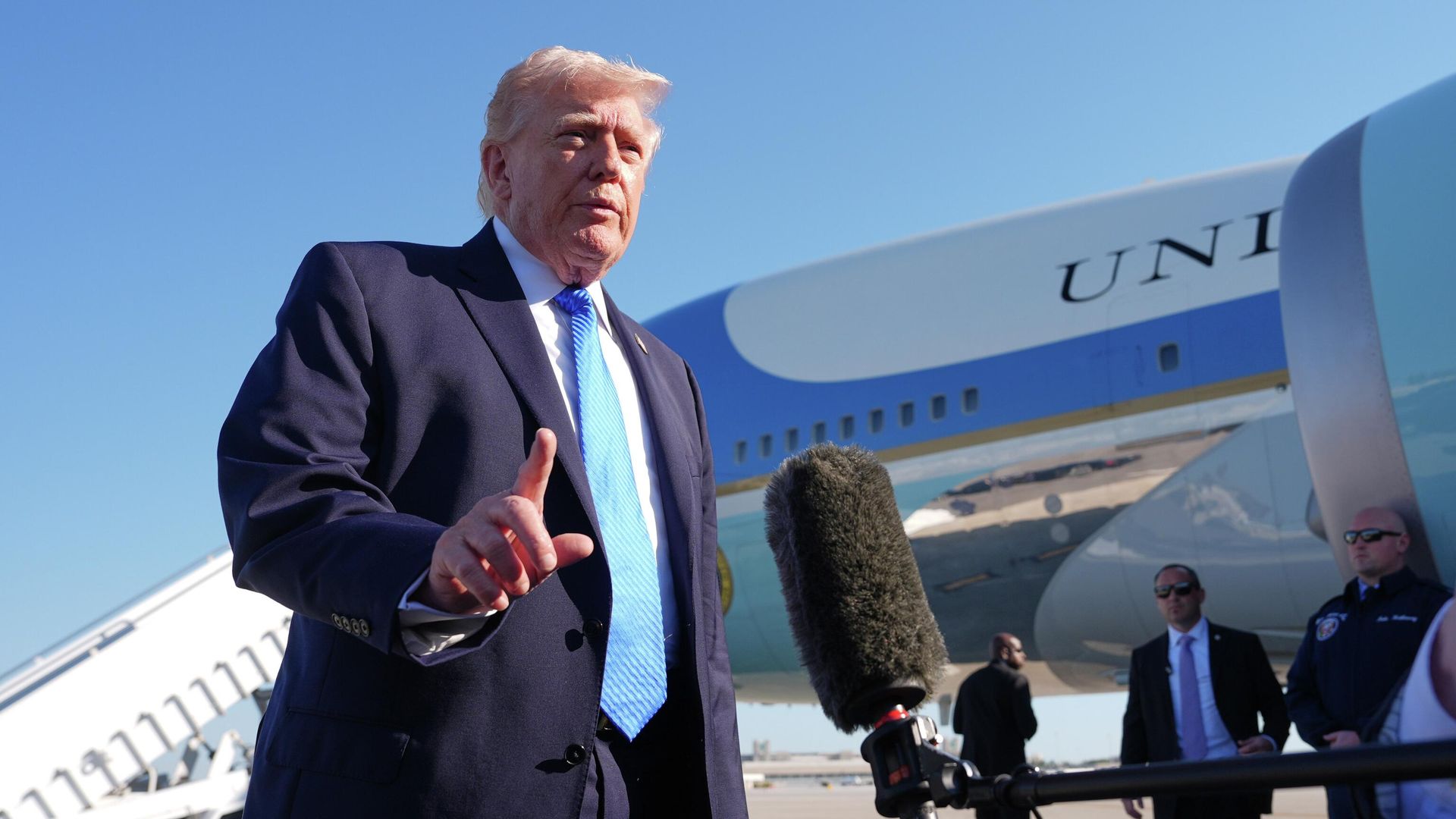 Президент США Дональд Трамп общается с представителями СМИ перед вылетом из Уэст-Палм-Бич, Флорида - РИА Новости, 1920, 25.03.2026