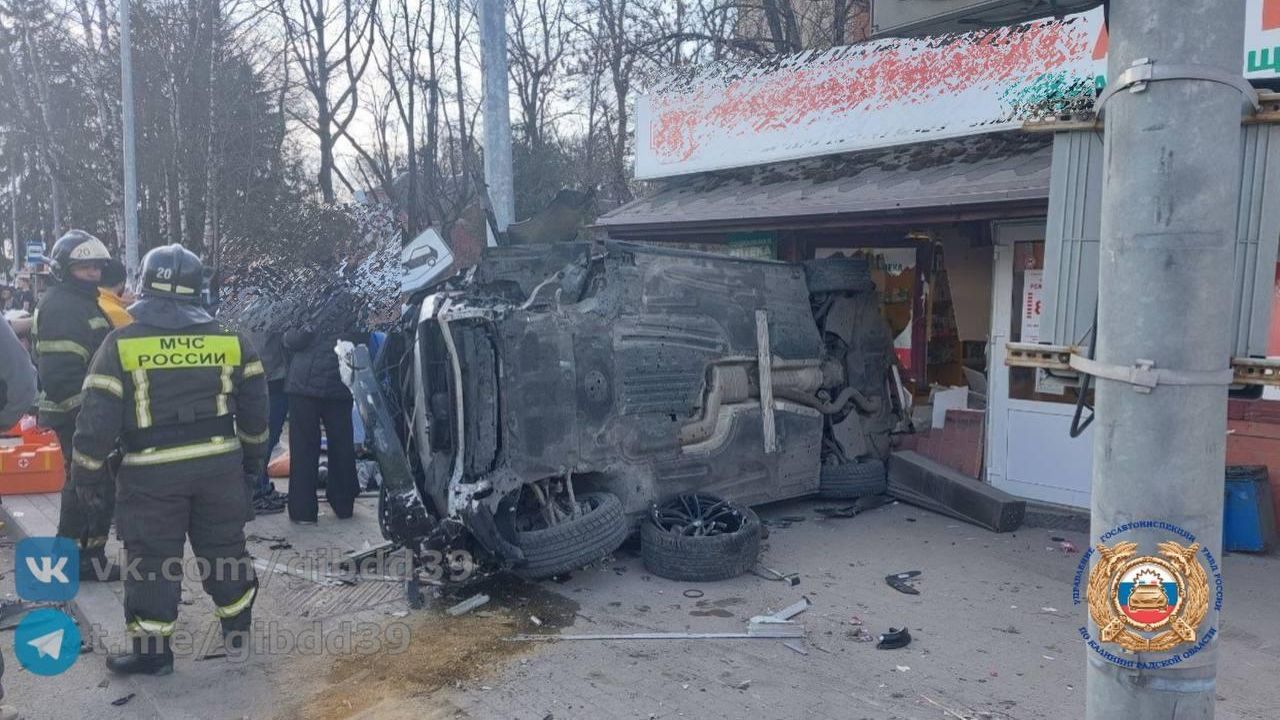 На месте ДТП, где автомобиль вылетел на тротуар и сбил троих пешеходов под Калининградом. 23 марта 2026 - РИА Новости, 1920, 23.03.2026