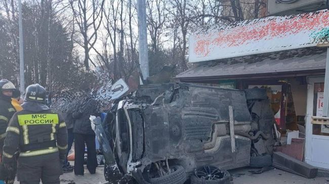 На месте ДТП, где автомобиль вылетел на тротуар и сбил троих пешеходов под Калининградом. 23 марта 2026